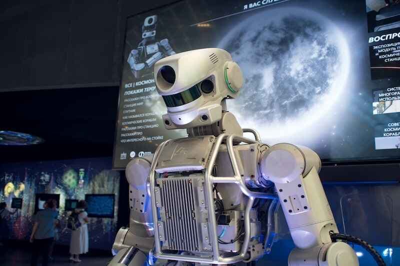 Android robot, recognizes speech and speaks